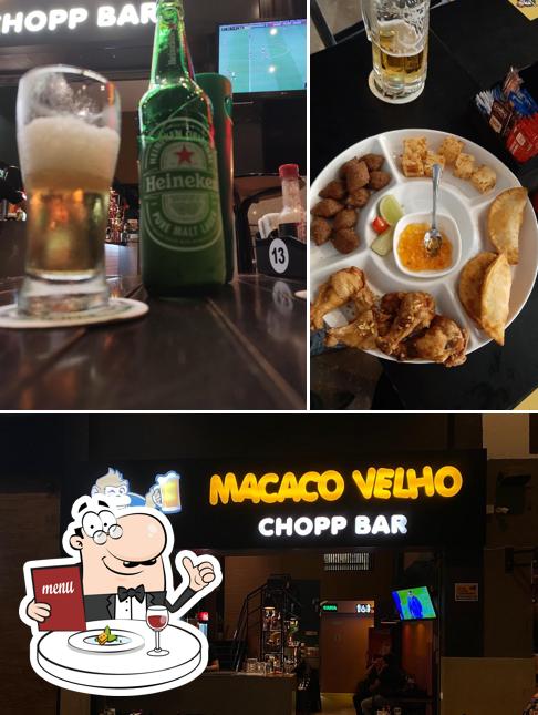 Dê uma olhada a foto apresentando comida e interior no Macaco Velho Chopp Bar