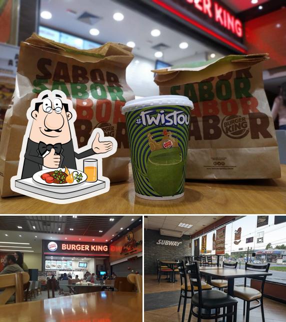 A ilustração da comida e interior no Burger King