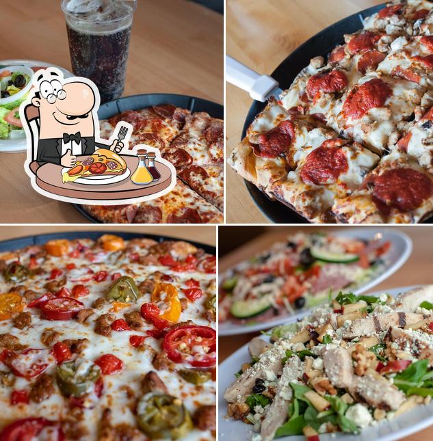 Elige una pizza en Noble Roman's Craft Pizza & Pub
