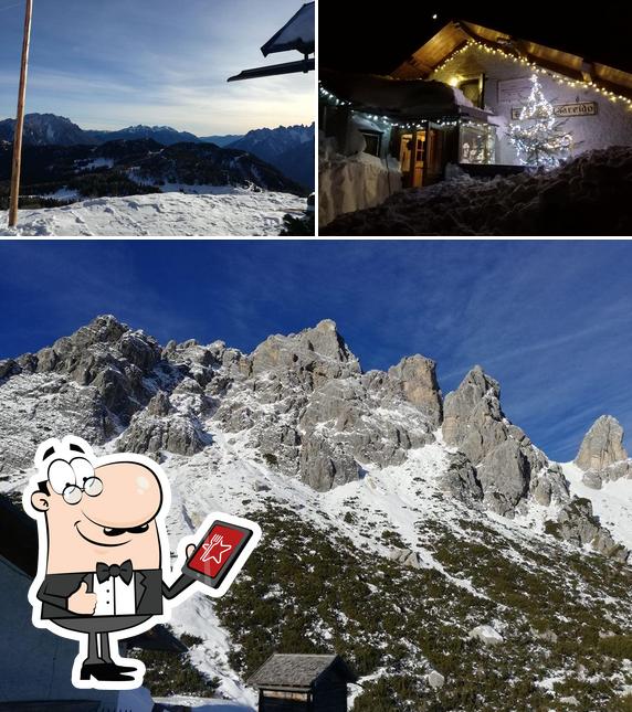 Puoi goderti l'aria fresca da seduto all'esterno di Rifugio Ciareido