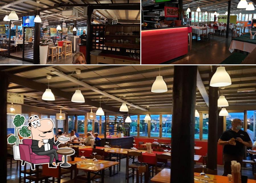 Dai un'occhiata agli interni di Parco Verde Grill & Fry