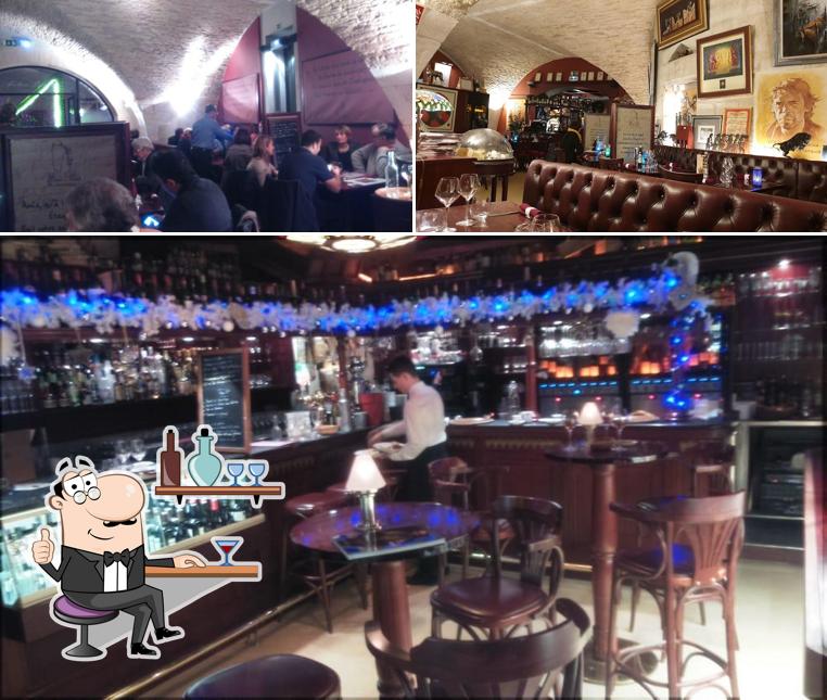 L’image de la intérieur et comptoir de bar concernant Wine Bar