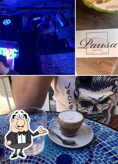 Dai un’occhiata alla foto che mostra la interni e cibo di Vinny Bar