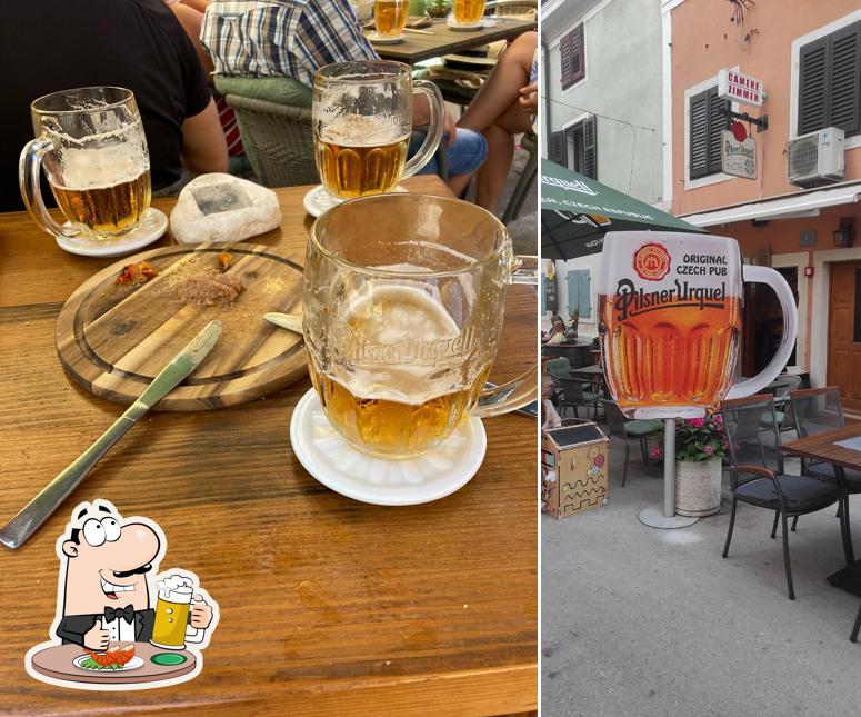 Puoi ordinare un rinfrescante bicchiere di birra chiara o scura