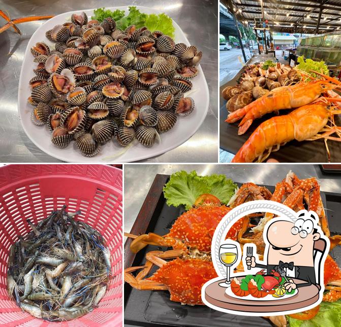 Закажите блюда с морепродуктами в "ยืนยิ้ม ซีฟู้ด YuenYim Seafood"