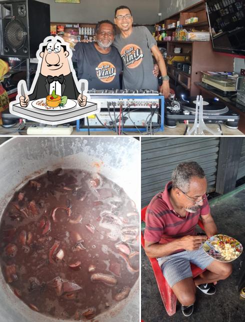 A comida e interior do restaurante