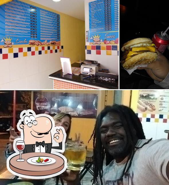 A foto da comida e cerveja no Rei do Lanche