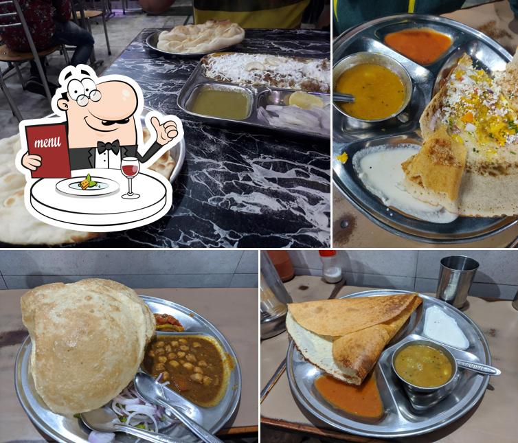 Food at Akhilesh bhature wala