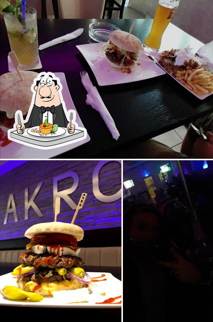 Еда и барная стойка - все это можно увидеть на этом снимке из AKRO Cafe Restaurant Lounge Sportsbar