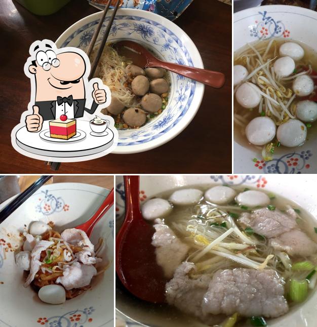 ใสสะอาด ก๋วยเตี๋ยวลูกชิ้นน้ำใส สาขาราชพฤกษ์_ tiene numerosos postres