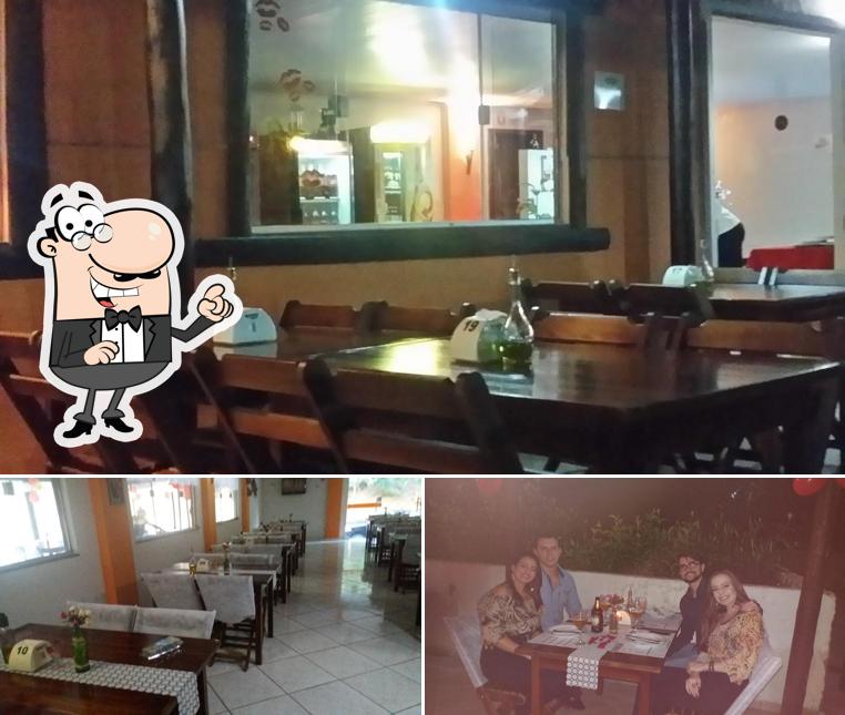 Sente em uma das mesas no Lanabelle Pizza `a lenha & Grill