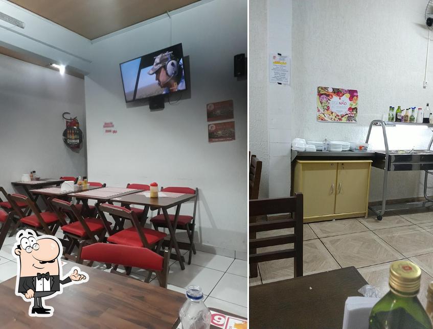 Sente em uma das mesas no Restaurante Cantinho da Maria