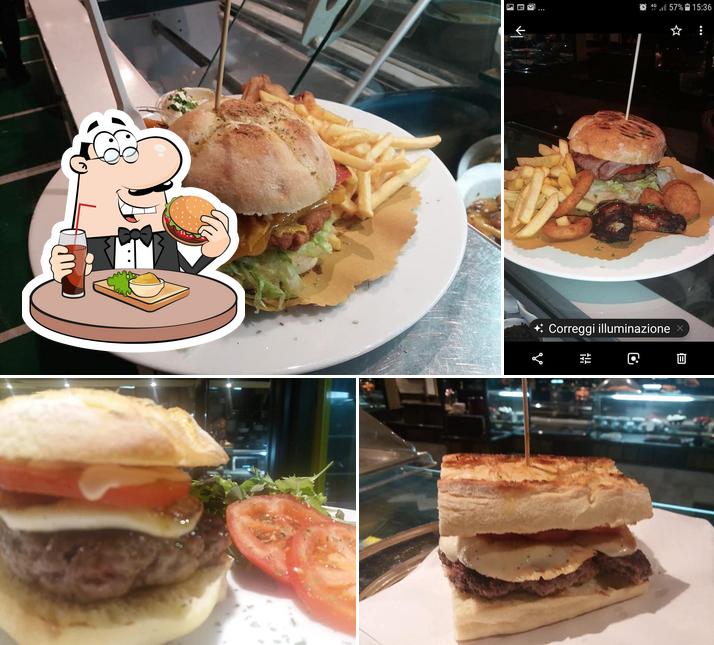 Ordina un hamburger a Chez-Vous di Arico Rita