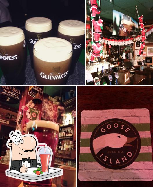 Goditi qualcosa da bere a Doolin irish pub