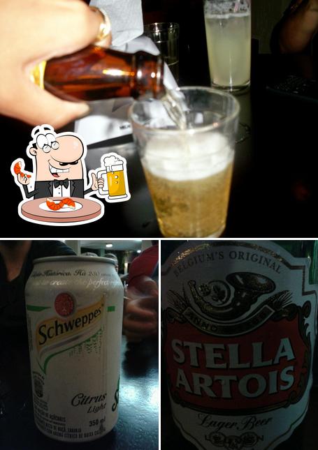 Desfute uma tulipa de cerveja leve ou escura