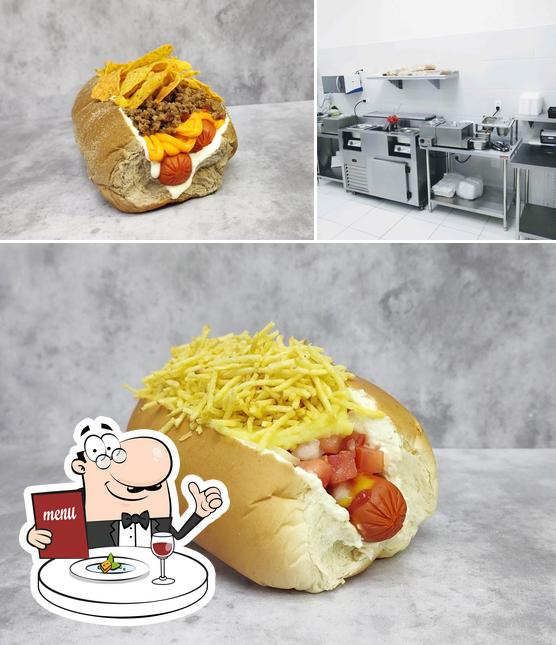 Entre diversos coisas, comida e interior podem ser encontrados no Dogueria 870 Classic Hot Dogs