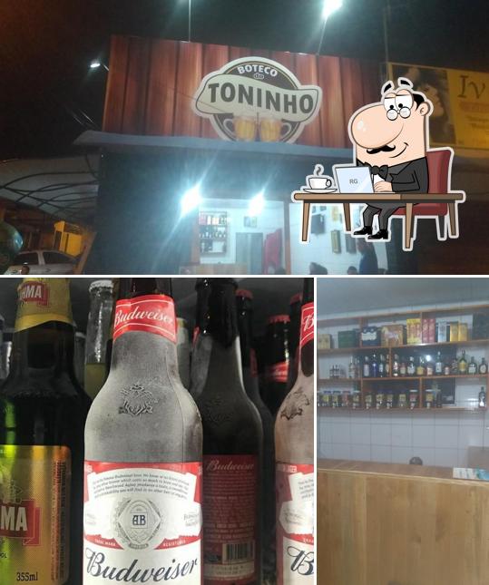 A ilustração do Boteco Do Toninho’s interior e cerveja