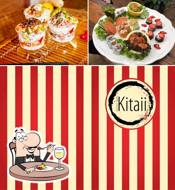 Entre diversos coisas, comida e interior podem ser encontrados no Kitaii Sushi Bar