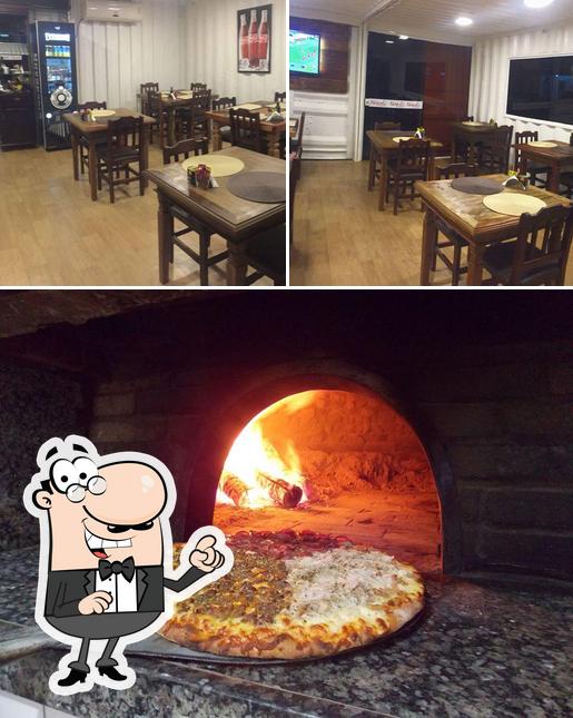 A imagem da interior e pizza no Pizzaria Nápoli