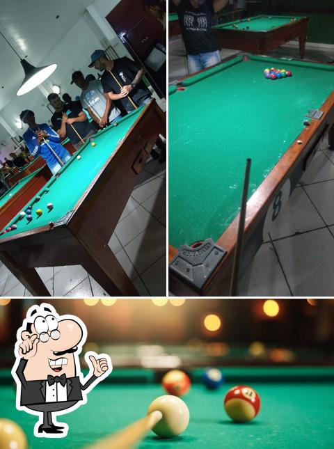 O interior do Miguelzinho Snooker Bar