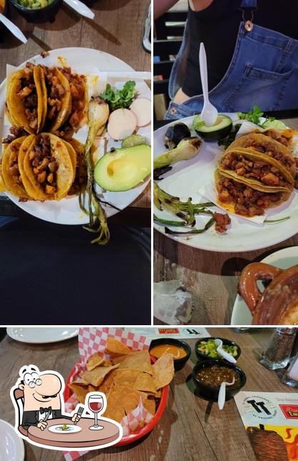 Еда в "Tacos Tenampa"