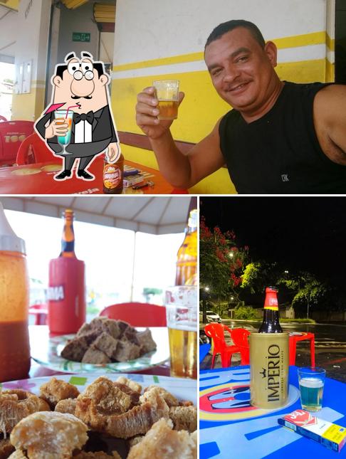 Entre diversos coisas, bebida e comida podem ser encontrados no Bar do Neto