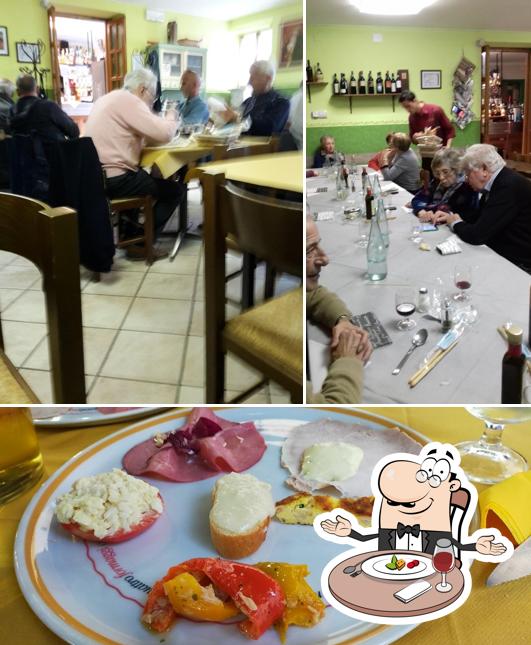 La foto di tavolo da pranzo e cittadini da Bocciofila Cavorettese Bar Ristorante