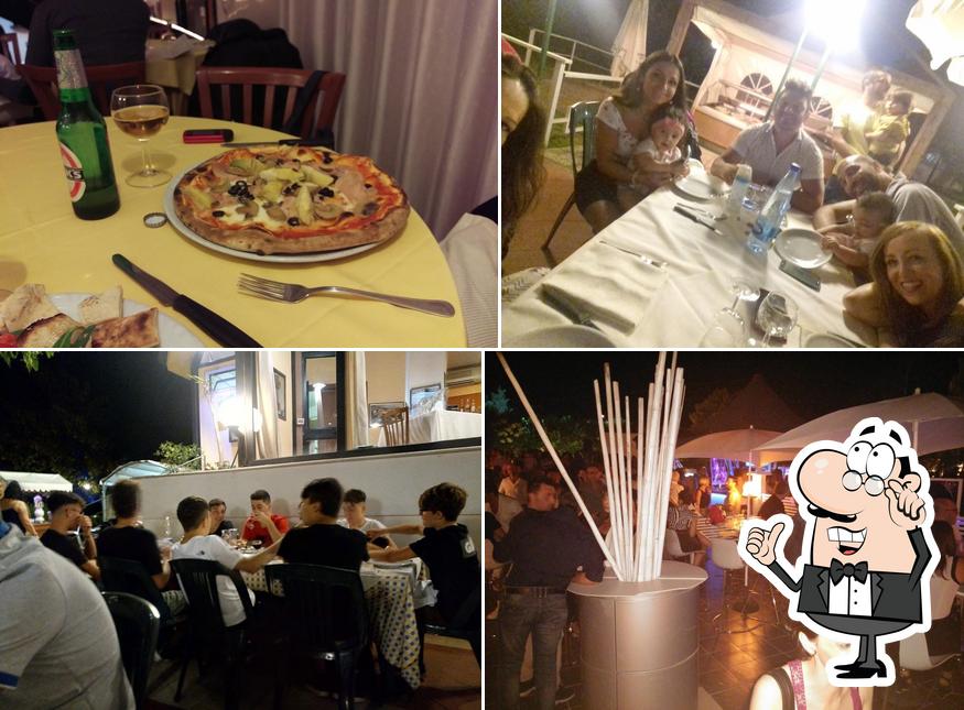 Siediti a un tavolo di LUNAROSSA Ristorante Pizzeria Disco