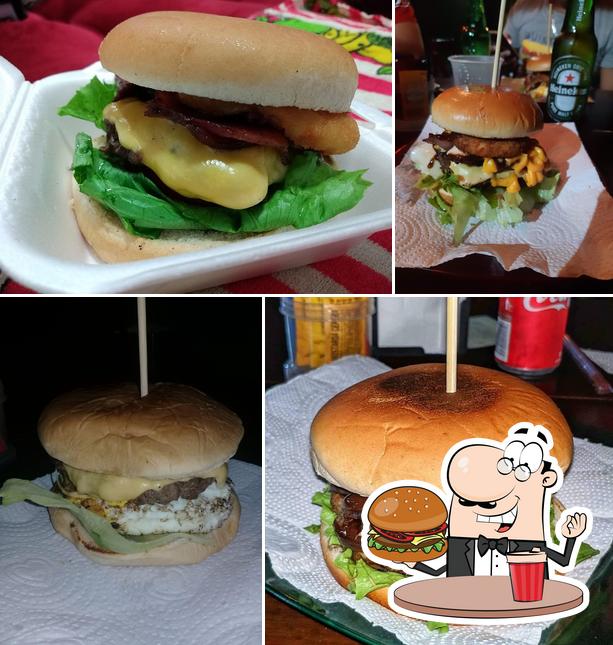 Delicie-se com um hambúrguer no Aco's Burguer