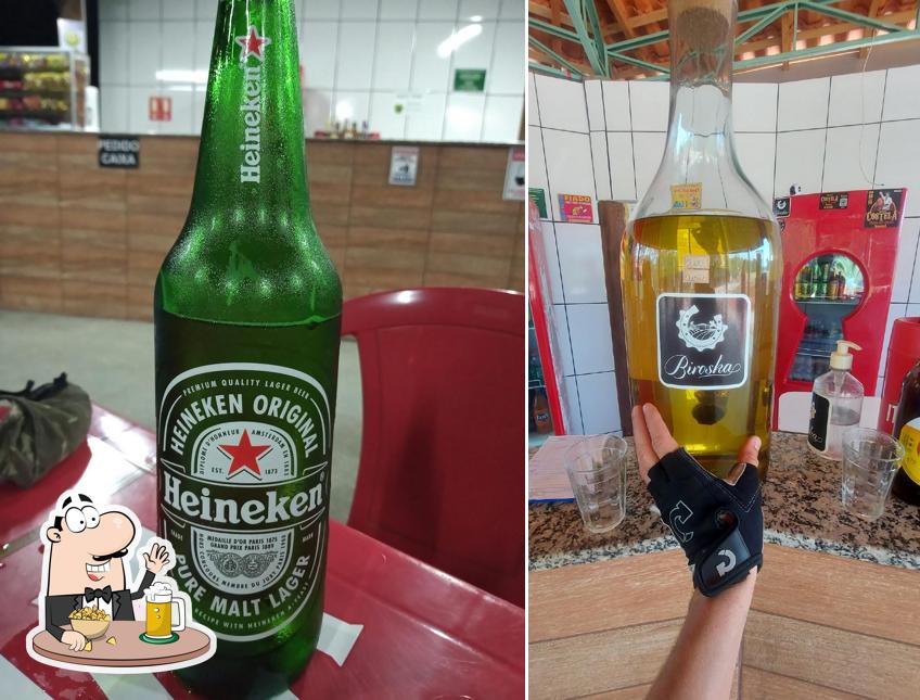 Desfute um copo de cerveja leve ou escura