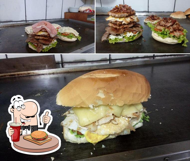 Taste one of the burgers served at Dinho Lanches