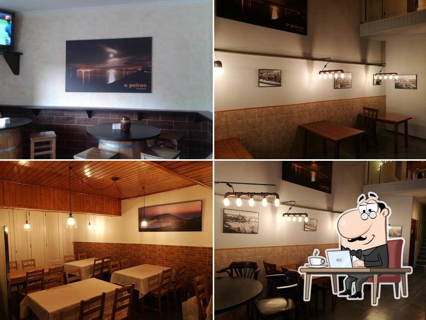 Observa las fotografías que muestran interior y friso en O Peirao Bar-Restaurante