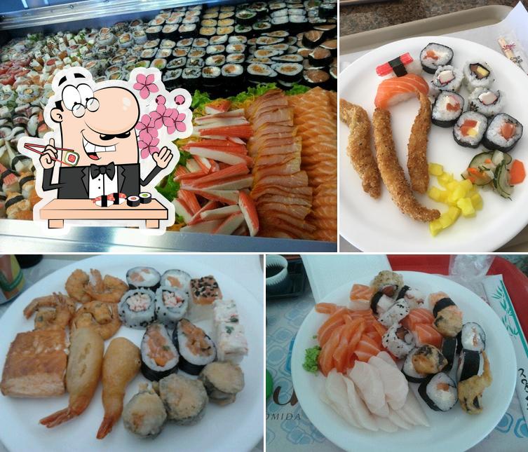 Rolos de sushi são disponibilizados no UMI Comida Oriental