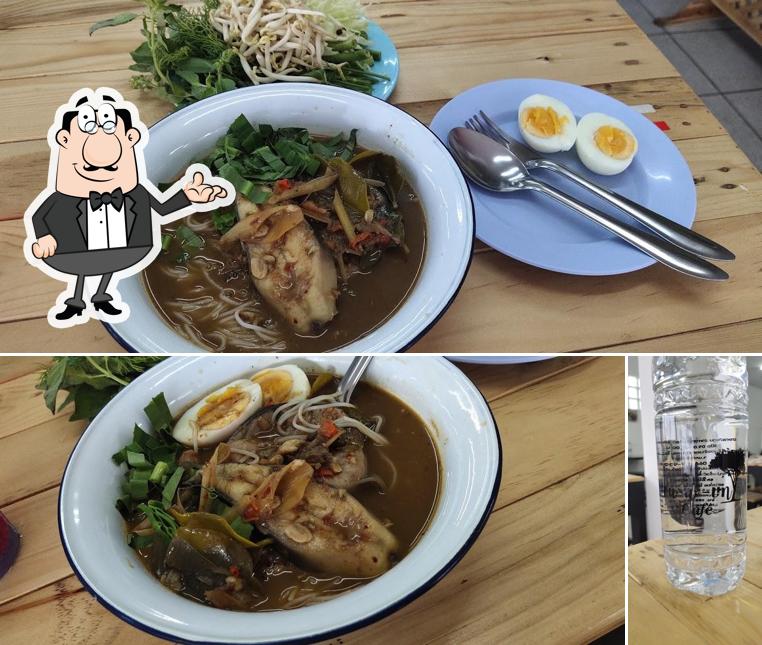 Это фотография, где изображены внутреннее оформление и еда в ชน-นะ-บท Cafe'