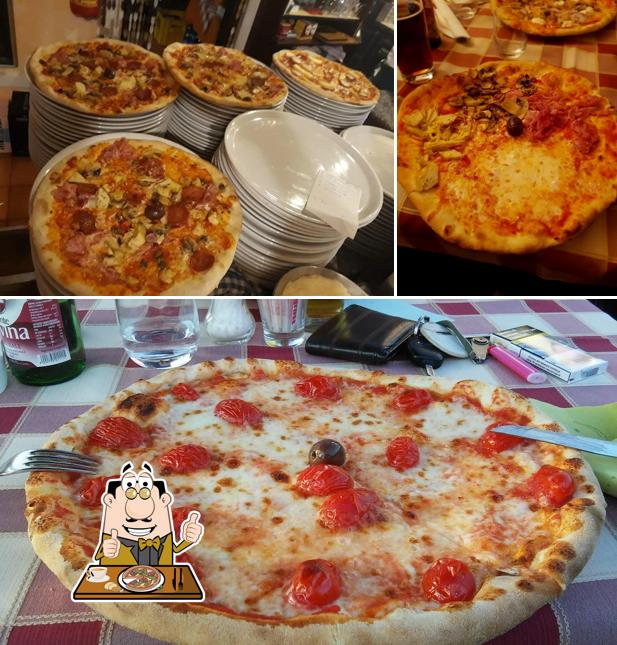 Scegli una pizza a Bar Miravalle