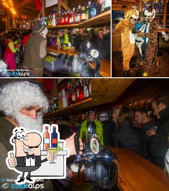 Tra le varie cose da 30m² L'Aprés Ski si possono trovare la bancone da bar e interni