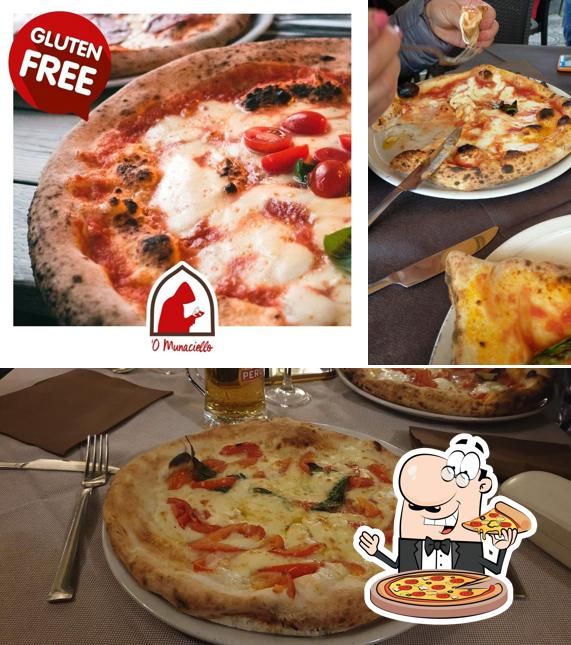 Scegli una pizza a O' Munaciello Ristorante-Pizzeria