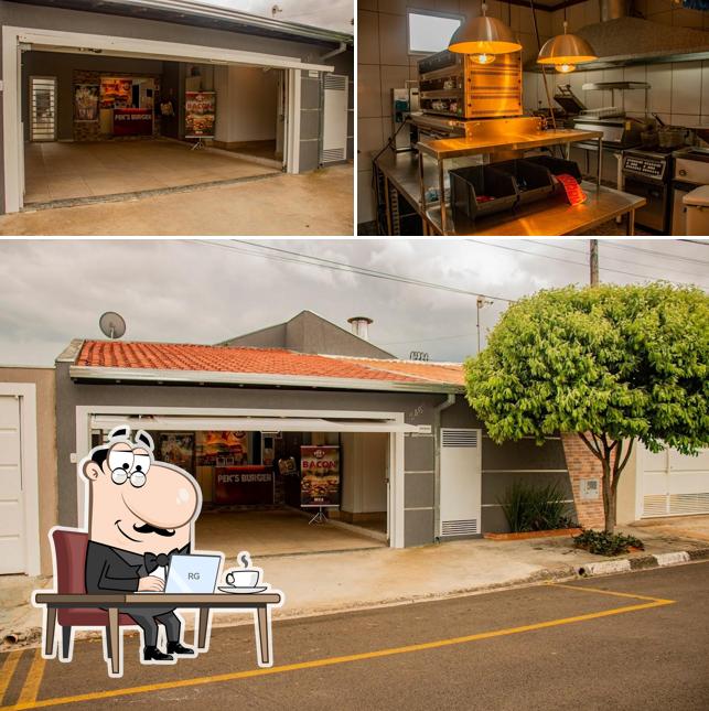 O interior do PEKS BURGER