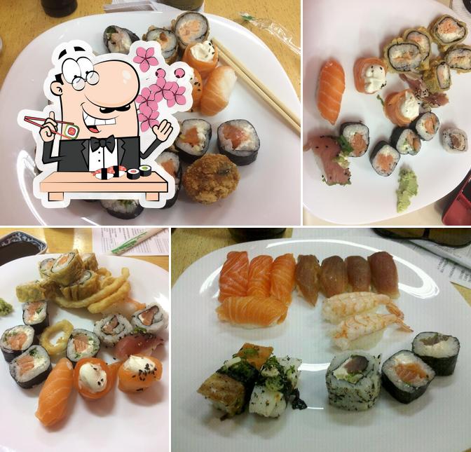 Rolos de sushi são servidos no Wok Sushi