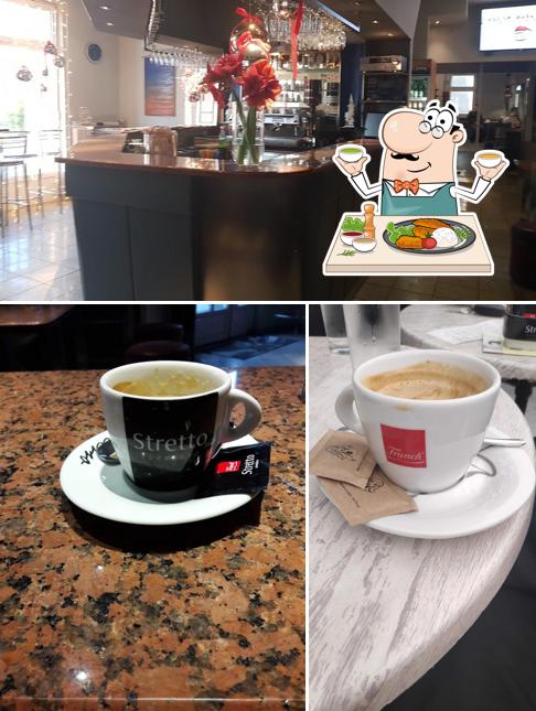 Tra le varie cose da Caffe Bar Aqua si possono trovare la cibo e interni