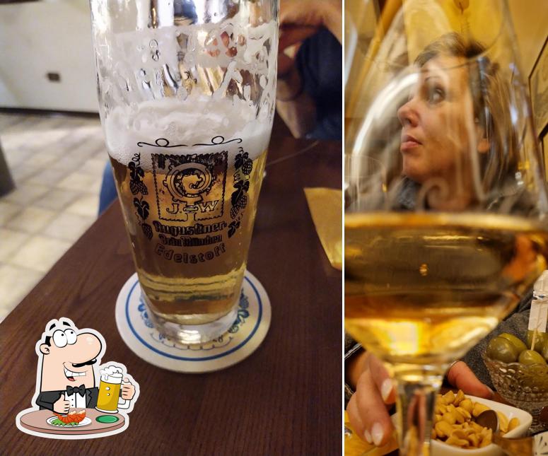 Puoi ordinare un rinfrescante bicchiere di birra chiara o scura