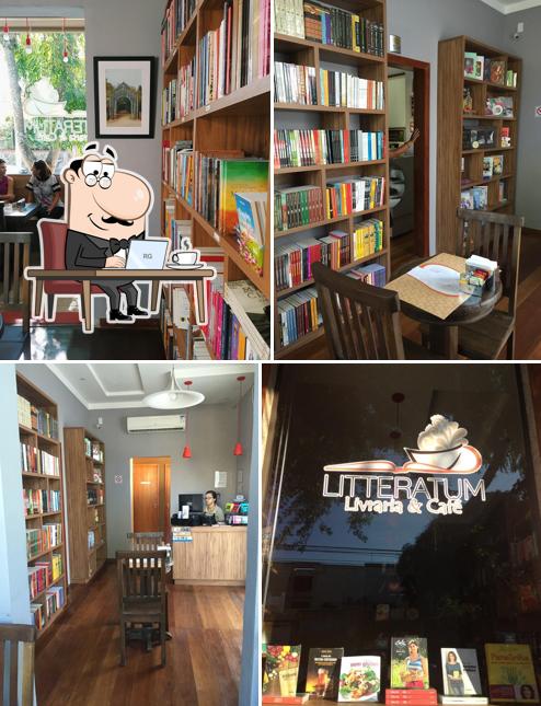 O interior do Litteratum Livraria e Café