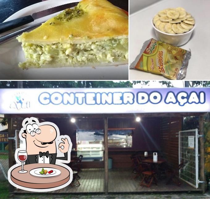 A foto da comida e interior no Conteiner Do Açaí