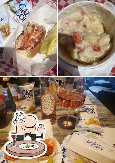 Взгляните на это фото, где видны еда и пиво в La La Lobster