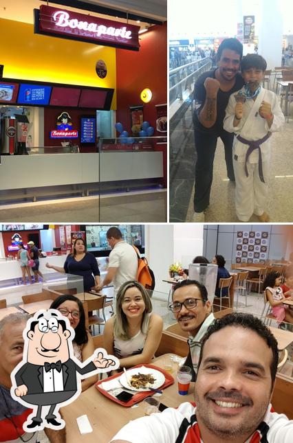 O interior do Bonaparte Shopping North Way