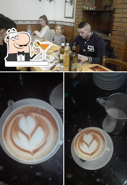 La immagine della bevanda e tavolo da pranzo di Ristorante Pizzeria Bar Il Golfo