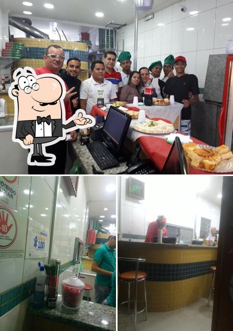 O interior do Pizzaria & Esfiharia Sabor