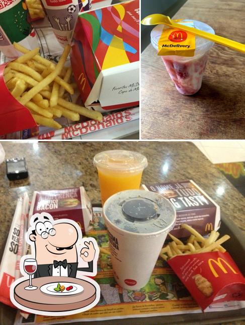 Esta é a imagem mostrando comida e bebida no McDonald's