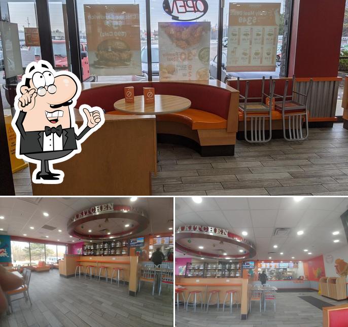 Installez-vous à l'une des tables de Popeyes Louisiana Kitchen