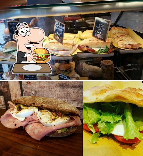 Ordina un hamburger a Farcito Sandwiches & Salads